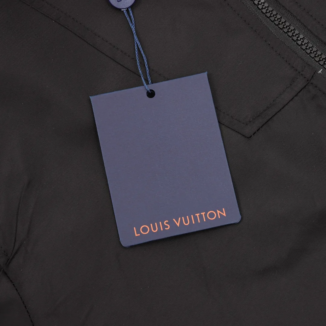 🅿️570 Louis Vuitton/Louis Vuitton Logo Reversible Jacket Jacket Reversible jacket, divided into solid color side and full logo jacquard side, the two styles can be switched at will. Needless to say the style, low-key luxury, both sides bring out the 1V classic elements, loose fit, casual and comfortable upper body. The solid color side is a soft-shell jacket style, a simple solid color style, only the chest hardware is decorated, the hardware is removable, the inside and outside hardware are all double-sided engraved, the original version is the same and can be customized and dyed. The clothes are of the same color with no color difference, and the labor cost is expensive. The lining is made of silk jacquard fabric, and the classic full-width logo jacquard process requires everything to be woven, and the process cost is extremely high. size：XS-L